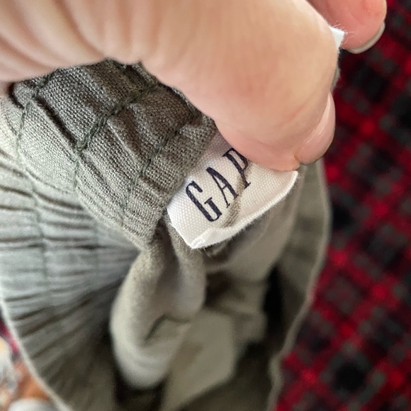 3 Pair Linen Shorts! 2 GAP, 1 Old Navy- black, chambray, olive - Picture 5 of 12